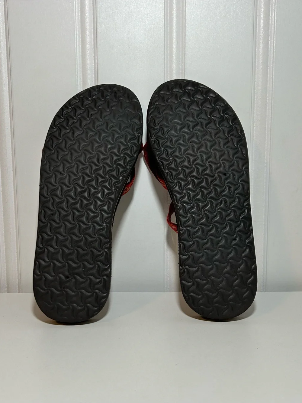 Teva olowahu strappy Women's Black Sandals with Red-Orange Patterned Straps